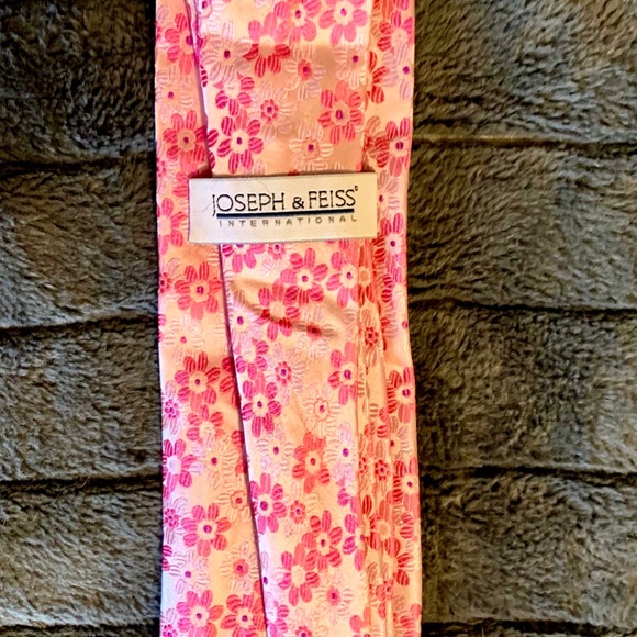 Pink Floral Necktie - Picture 2 of 2